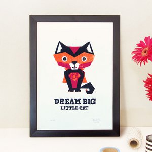 Houtsnede met een kleine kat als superheld
