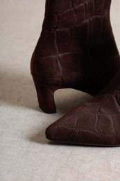 DINA CHOCOLATE CROCO SUEDE – Suède laarzen met hak in reliëf