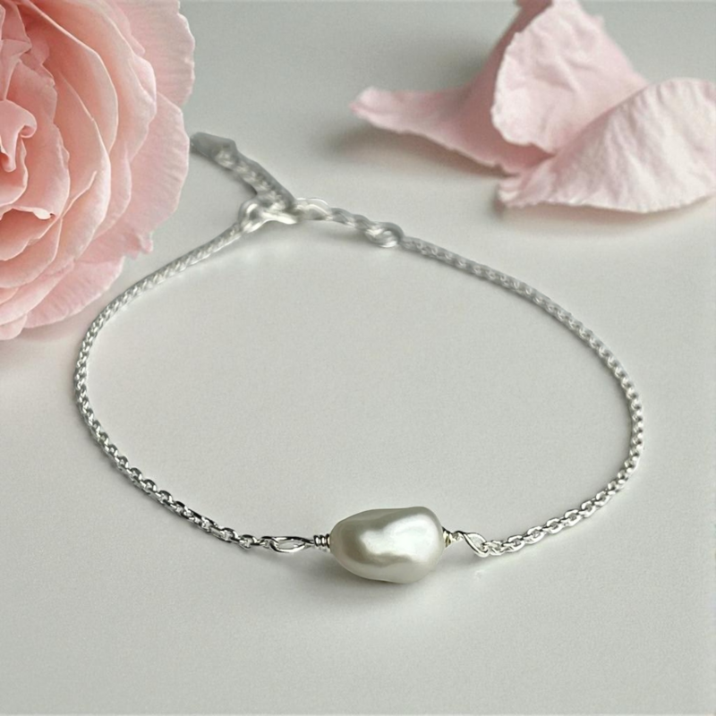 Elegant 925 Sterling Silver Bracelet with Wire Wrapped Baroque Keshi Pearl - 7cm + 4cm Extension | Timeless elegance in soft white, suitable for allergy sufferers - ARM925-27
