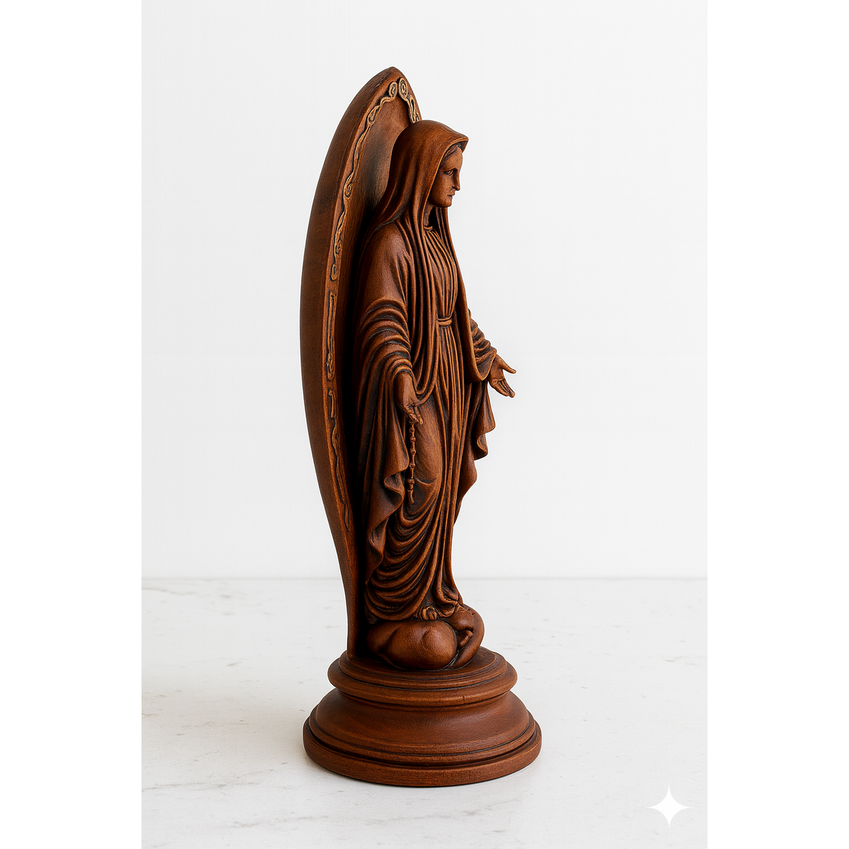 Figura dekoracyjna Maryi Panny – ręcznie malowana sztuka sakralna