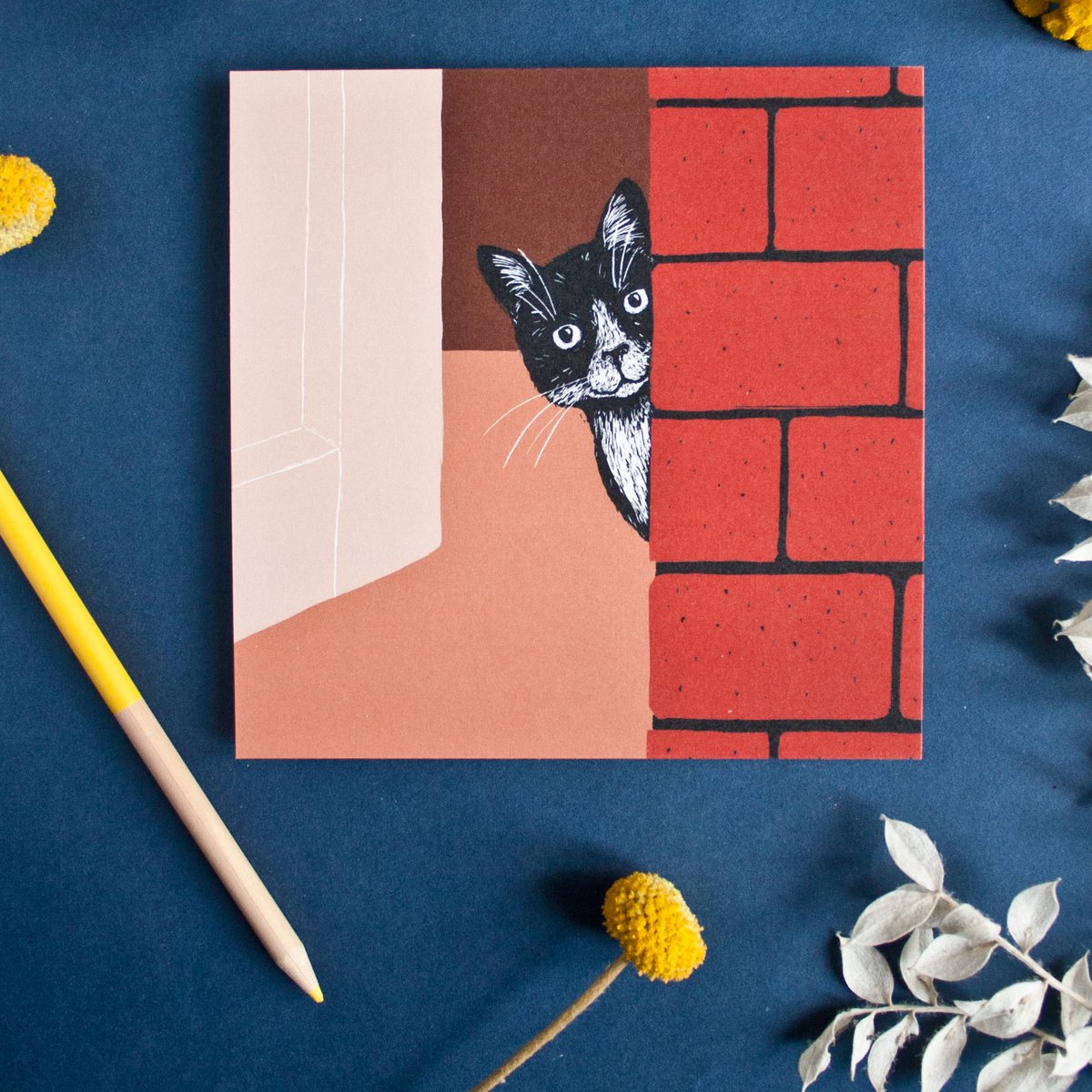 Quadratische Postkarte Katze (Backstein)