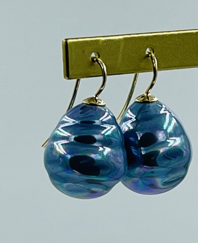 Baroque pearl earrings in the color lapis lazuli