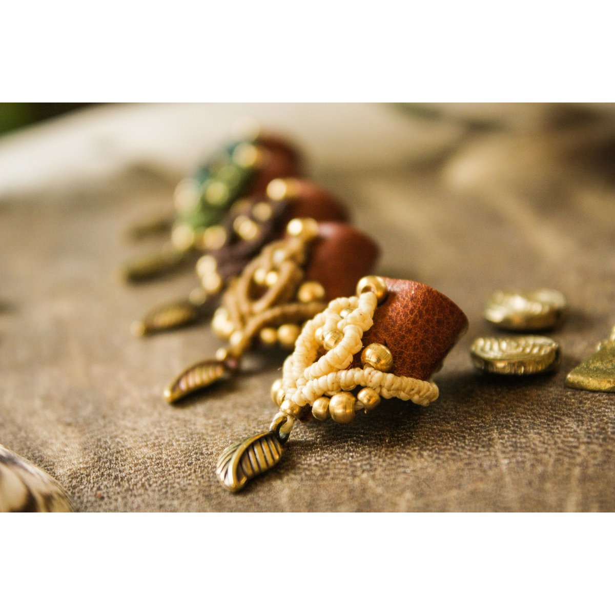 Dreadlock-Perle aus Leder und Makramee mit Messingdetails
