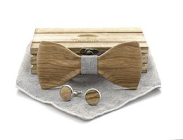 Wooden bow tie with zebra pattern, available in silver, jeans, and green colors. Includes matching cufflinks.