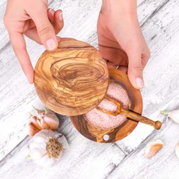 Salero de madera de olivo hecho a mano con tapa y cuchara