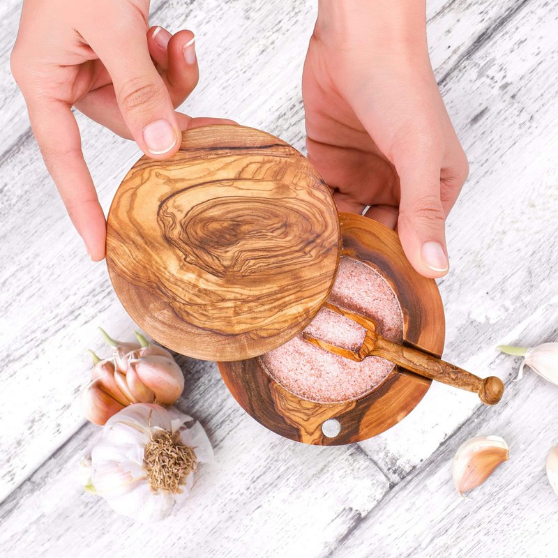 Salero de madera de olivo hecho a mano con tapa y cuchara