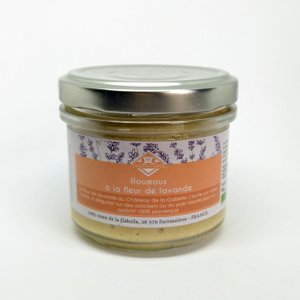 Hummus mit Bio-Lavendelblüte