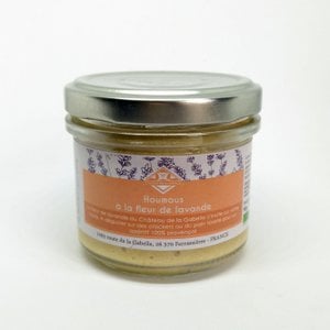 Hummus mit Bio-Lavendelblüte