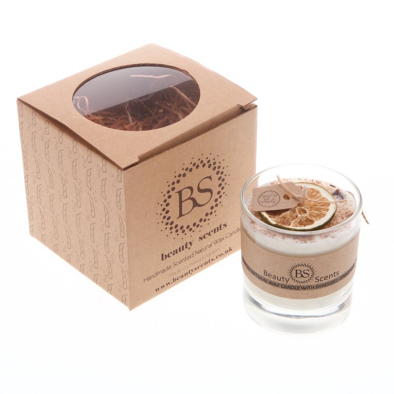 Grande bougie de soja parfumée à la cannelle râpée dans un récipient en verre