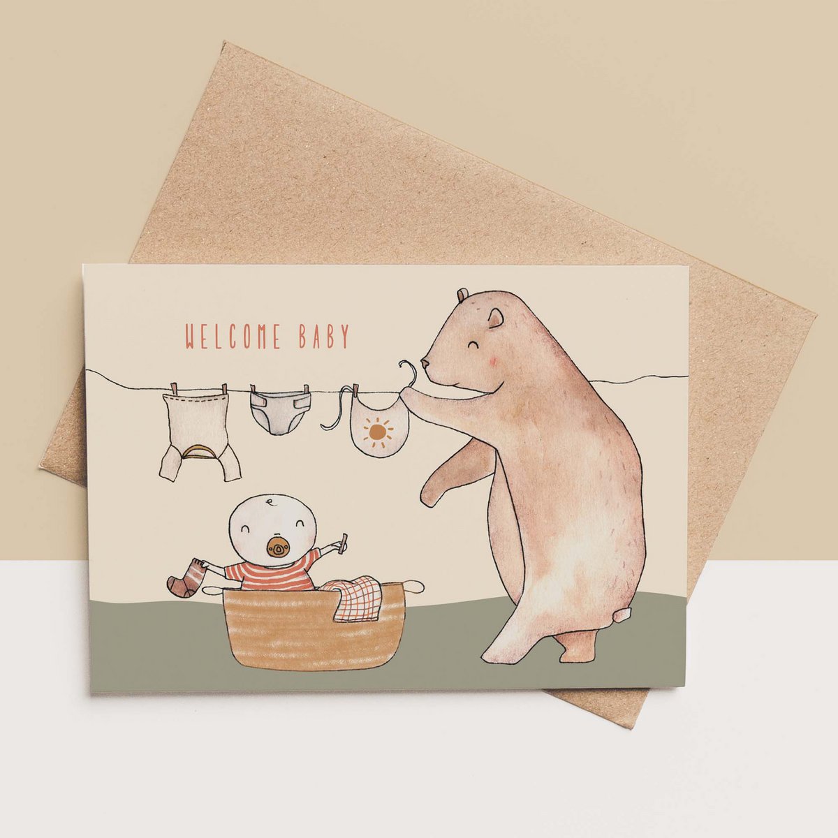Karte + Umschlag - Bär mit Babywäschekorb
