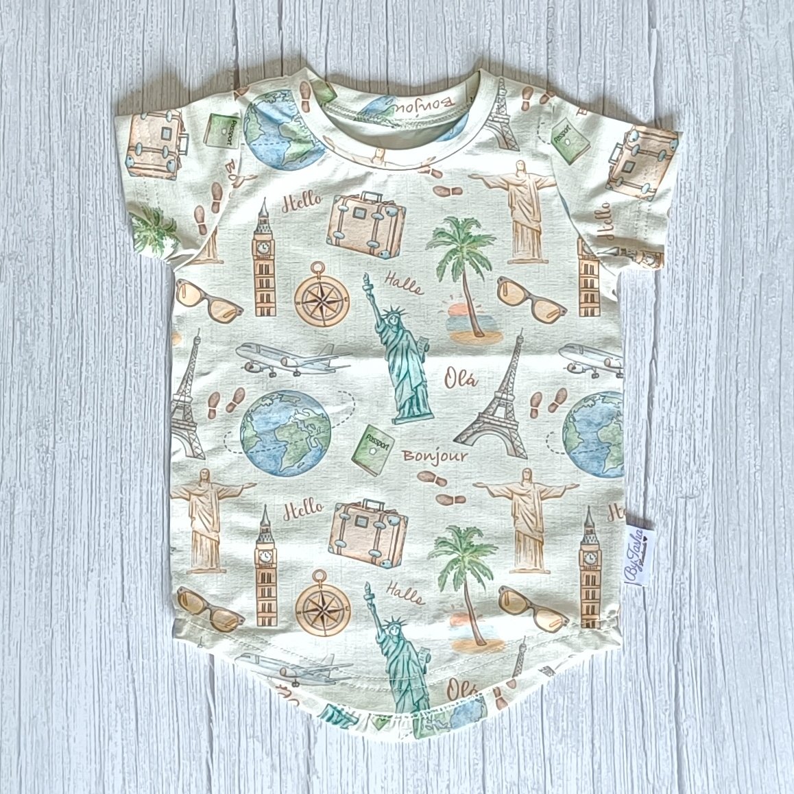 T-shirt à ourlet incurvé Voyagez à travers le monde - Design exclusif