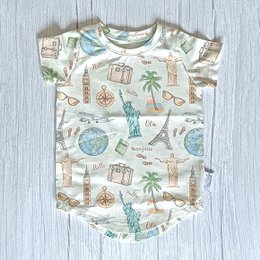T-shirt à ourlet incurvé Voyagez à travers le monde - Design exclusif