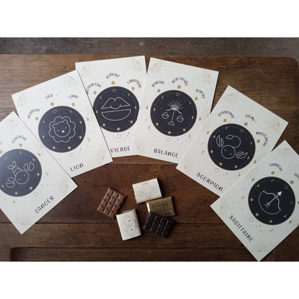 ASTROLOGI CHOKOLADER -SORT- FOTORAMME EMBALLAGE © + KORT