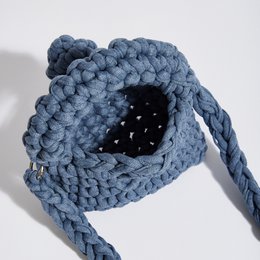“Kalliopi” hæklet telefonpose med ekstra crossbody rem denimblå