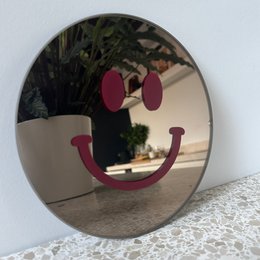 Det lille mørkerøde smil