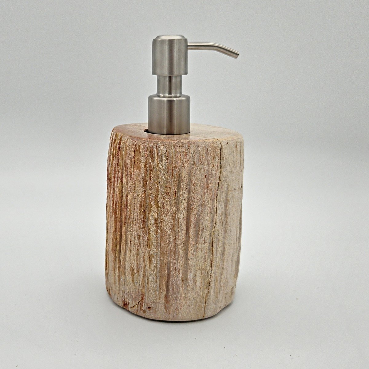 Zeepdispenser van versteend hout