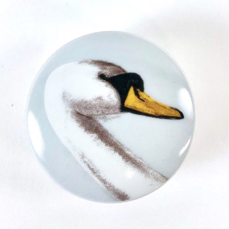 Una piccola scatola rotonda con un cigno