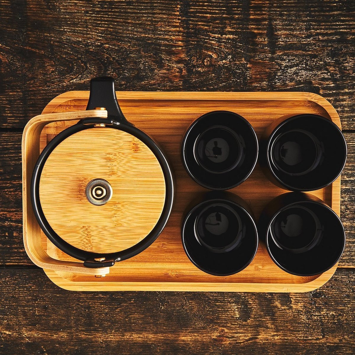 The Eichu tea set made of black ceramic