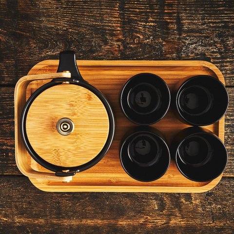 The Eichu tea set made of black ceramic