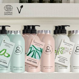Aloe vera shower gel with dispenser and refill bottles. Gentle, moisturizing formula with natural aloe vera.