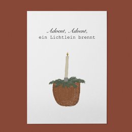  Advent, Advent, ein Lichtlein brennt. Decorative advent candle in a rustic pot with greenery.