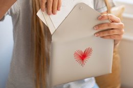 Estuche tipo sobre con hilos de corazón de puntada