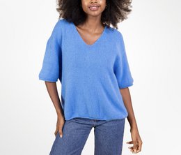 A short-sleeved v-neck sweater in a soft, lightweight alpaca/wool blend fabric. Available in a variety of colors including marine, marron, vert, blanc, rose, blue, red, and gray.