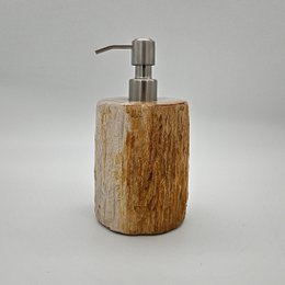 Zeepdispenser van versteend hout