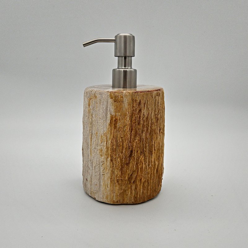 Zeepdispenser van versteend hout