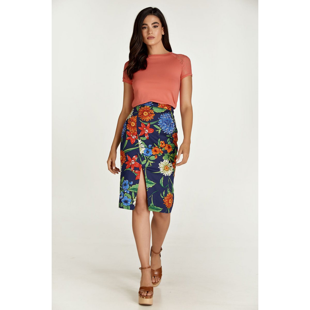 Falda lápiz de algodón floral en tonos rojos, azules y verdes