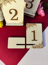 Houten tafelnummertekens met bloemenontwerp, bruiloftsfeestdecoratie, sit marker