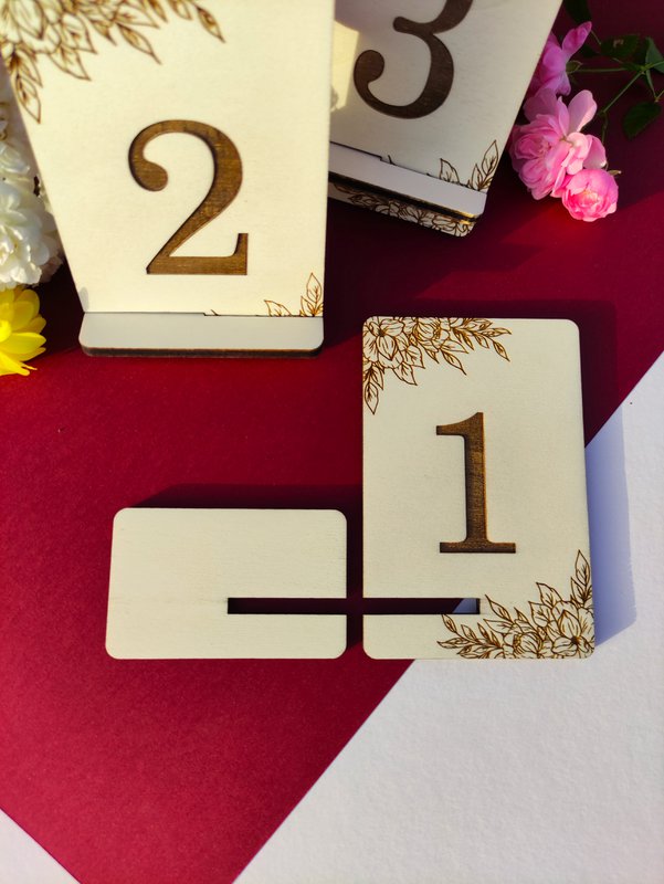 Houten tafelnummertekens met bloemenontwerp, bruiloftsfeestdecoratie, sit marker