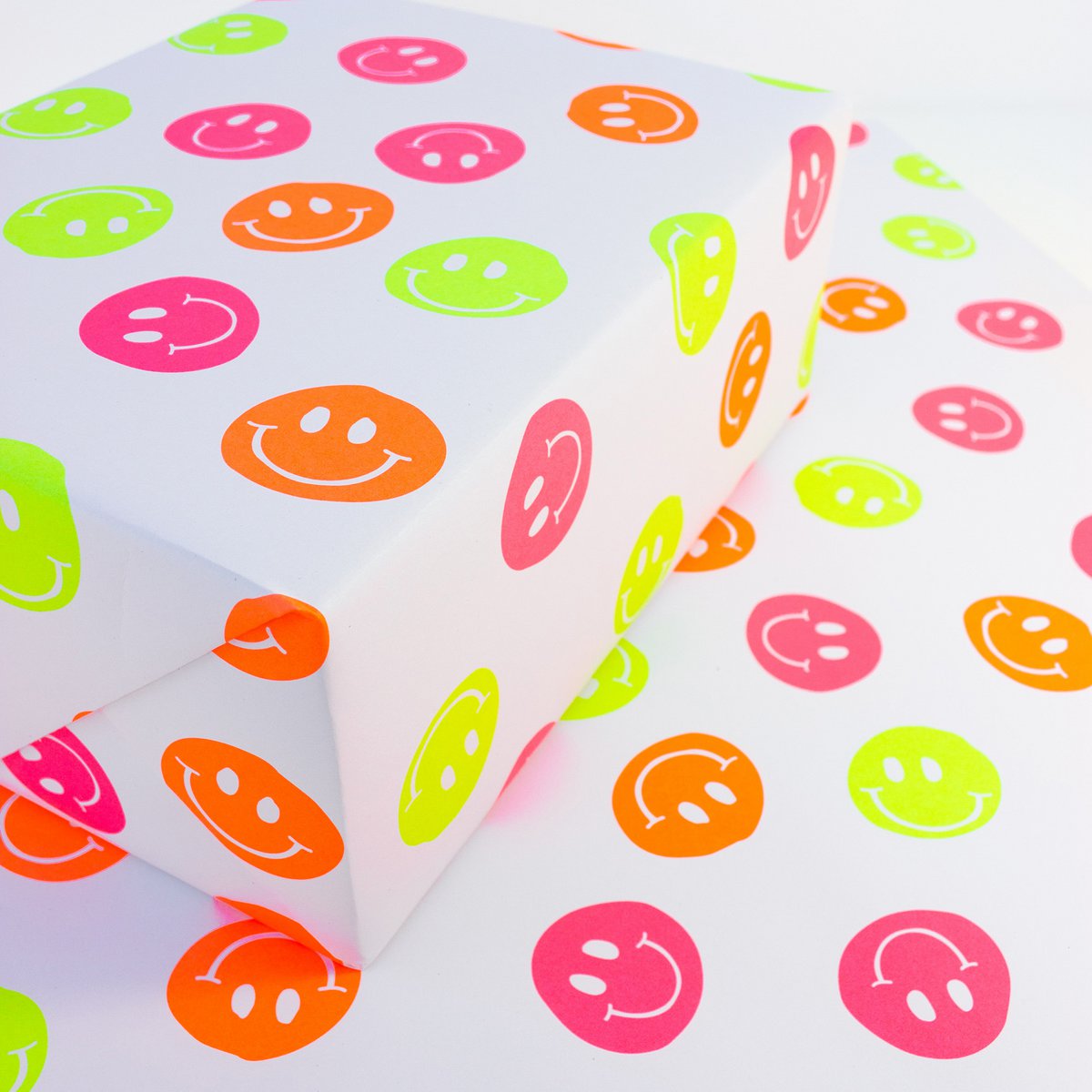 Papel de regalo “Smiley” hecho con papel reciclado