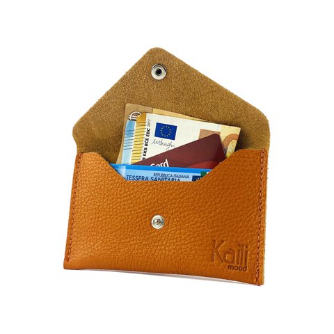 K0040LB | Zakje met klep Made in Italy in echt volnerf leer, generfd dollar - Oranje kleur - Afmetingen: 13 x 8 x 0,5 cm - Verpakking: stijve bodem/deksel Geschenkdoos
