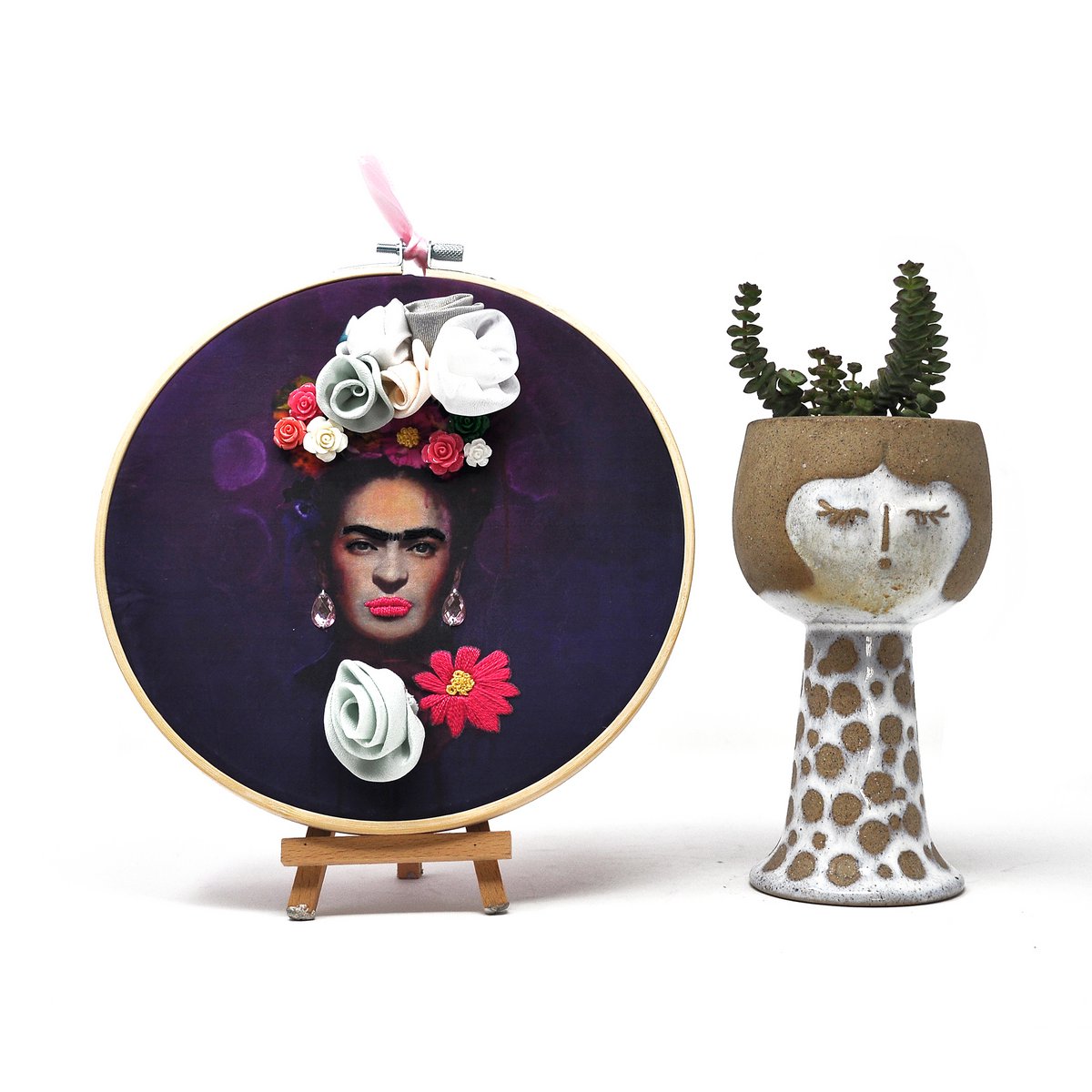 Håndlavet broderibøjle vægkunst - Frida Kahlo Portræt - Tekstil vægdekoration 20 cm