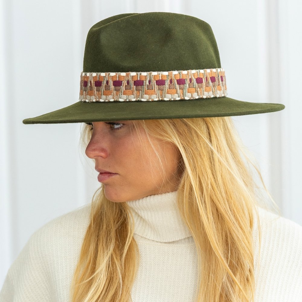 CAPPELLO A TENDA LARGA - treccia etnica