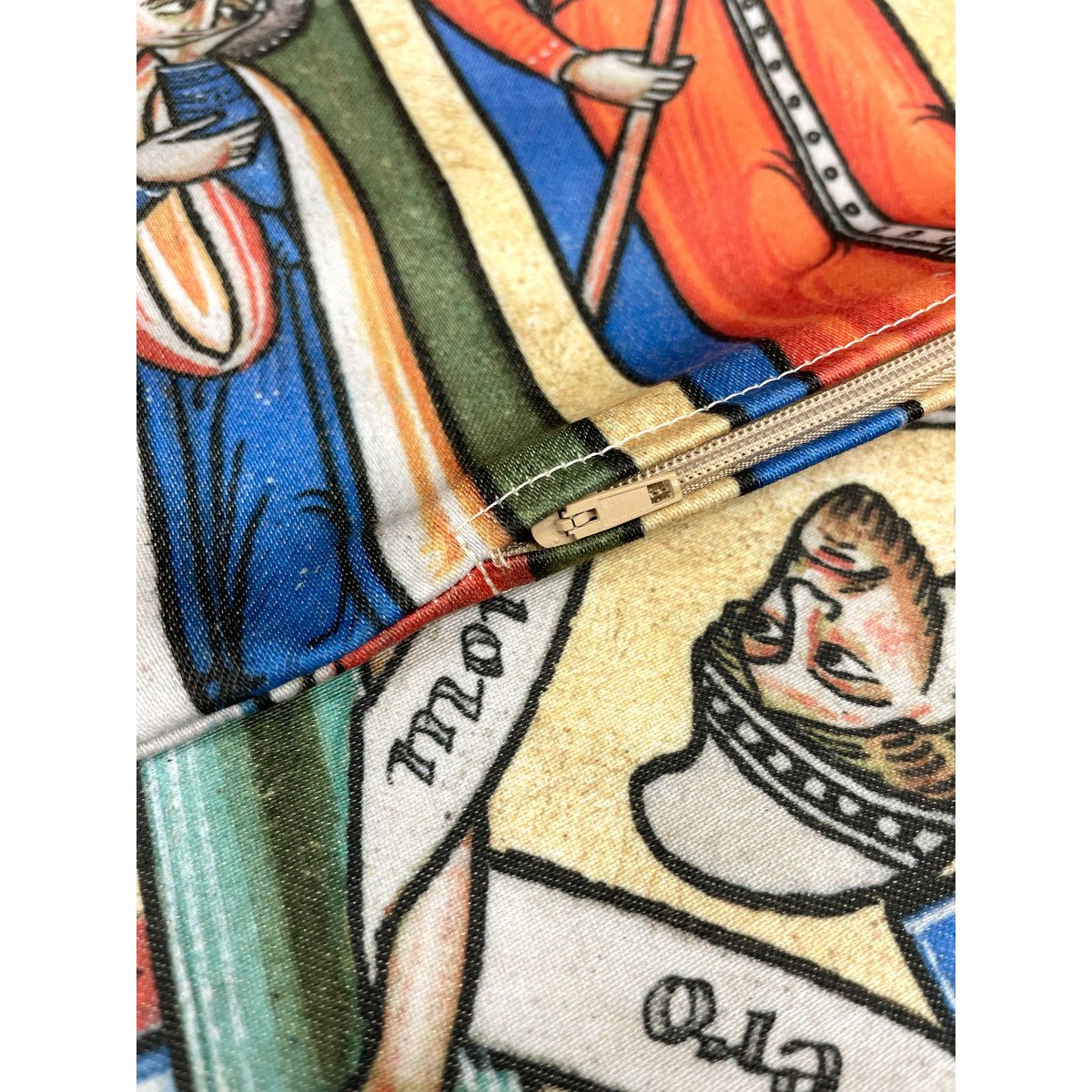 Housse de coussin avec manuscrit enluminé de crucifixion médiévale, art gothique | REL030