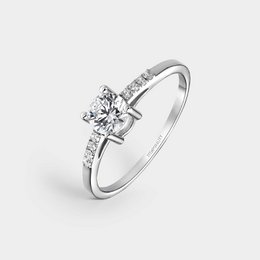 Anello in argento con zirconi bianchi quadrati