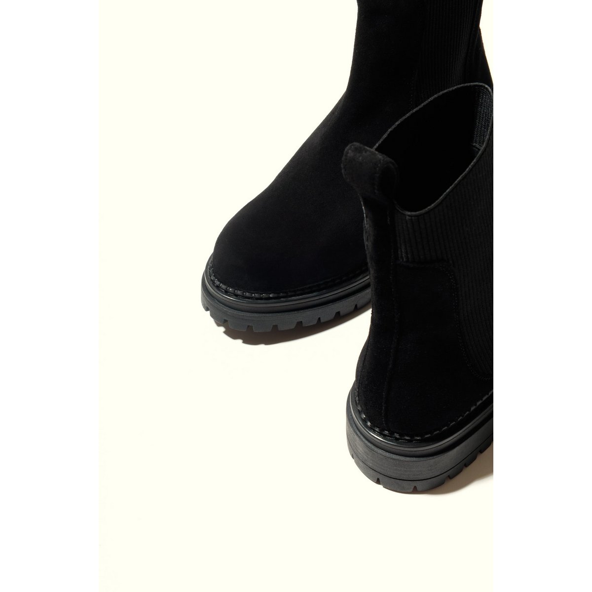 KELLY BLACK – Wildleder-Stiefeletten mit elastischen Einsätzen