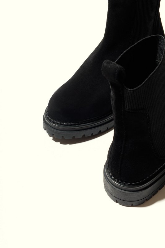 KELLY BLACK – Wildleder-Stiefeletten mit elastischen Einsätzen