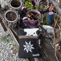 Bolso tradicional domelo. Bolso bandolera para mujer. Bolso bandolera tirolés fabricado en lona y piel. Bolso de mano de estilo tradicional con estampado de edelweiss de corazones. Bolso bandolera para mujer como complemento del Oktoberfest.