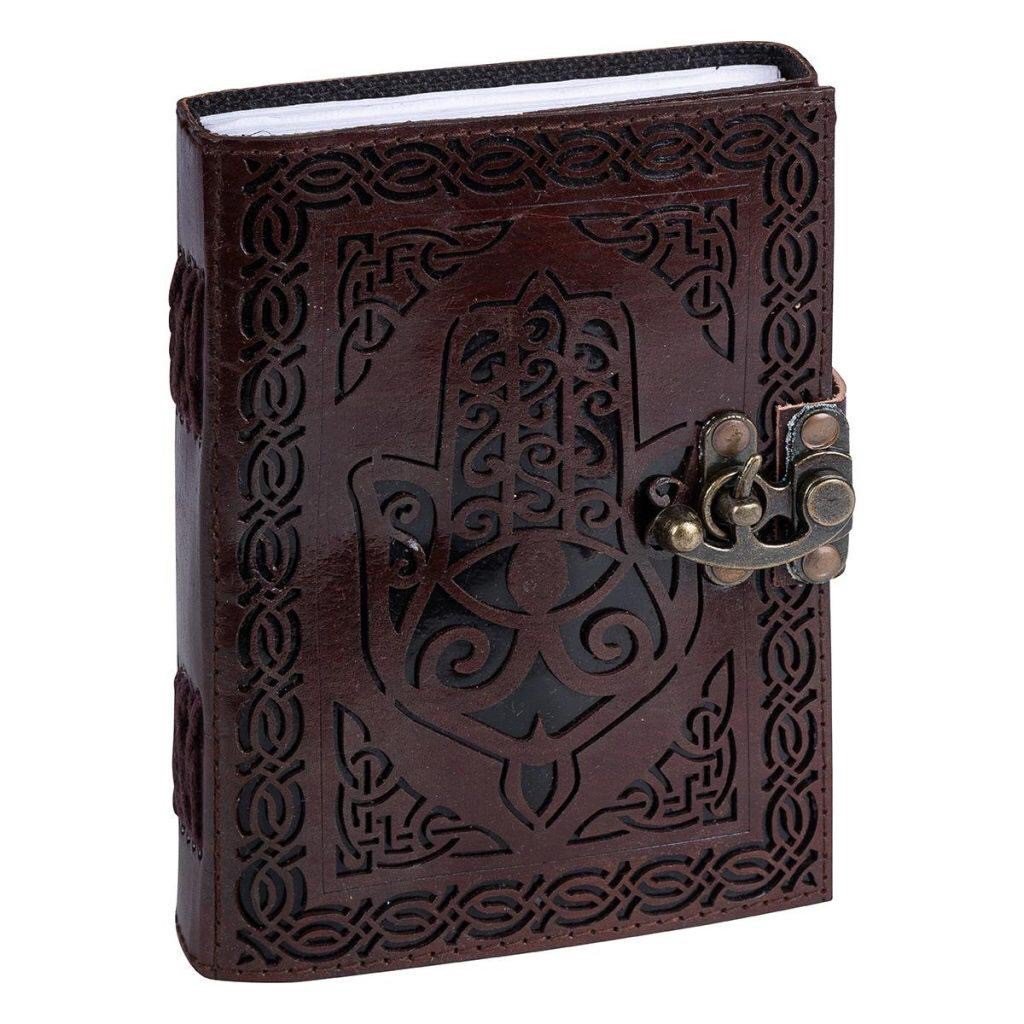 Main de journal en cuir avec une serrure