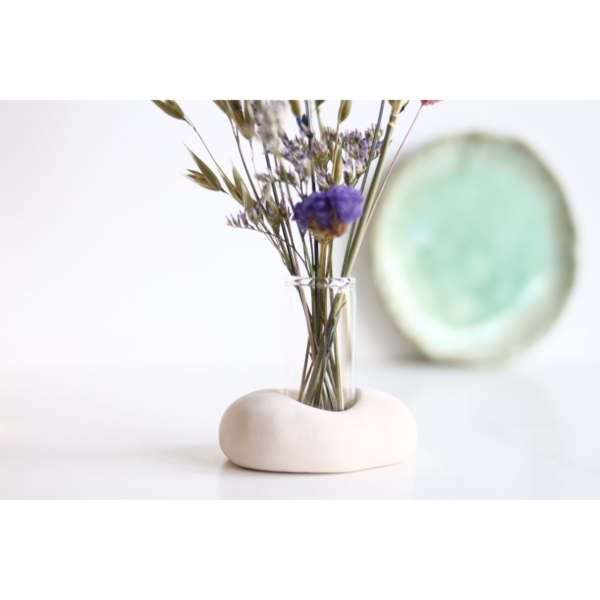 Vaasje van glas met keramiek houder en droogbloemen