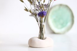 Glasvase mit Keramikhalter und Trockenblumen