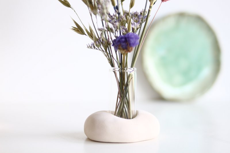 Glasvase mit Keramikhalter und Trockenblumen