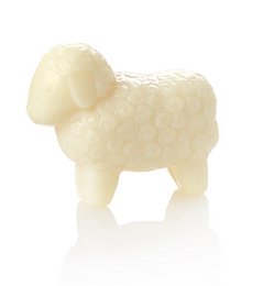 Soft, fluffy sheep-shaped soap bar with a meadow scent, measuring 8 x 7 cm and weighing 100 g.