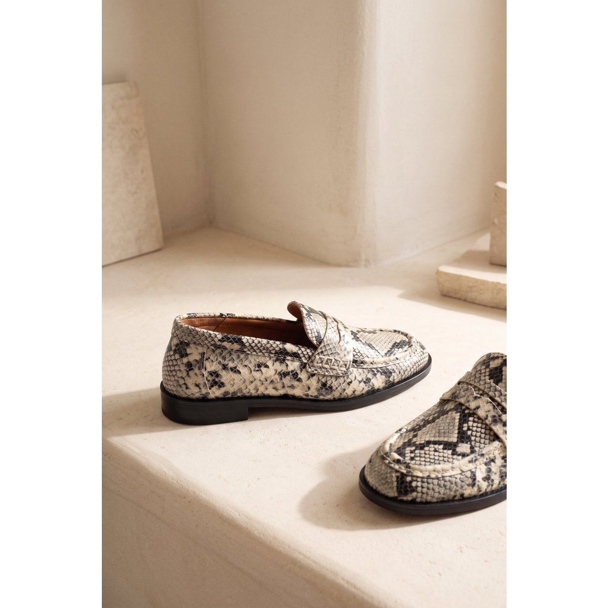 EMILIA OFF WHITE – Leder-Loafer mit Schlangenprägung