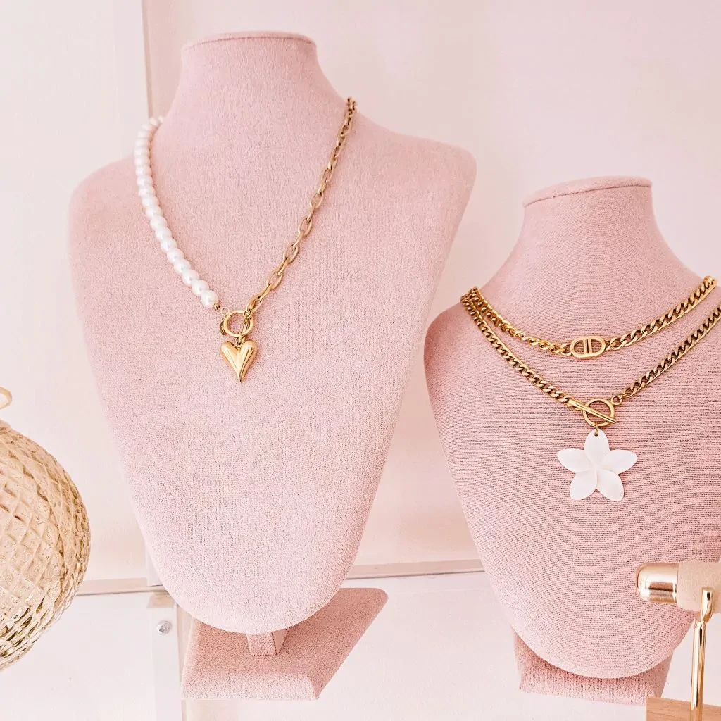 Necklace pearl with heart