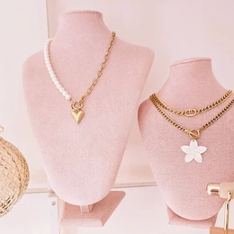 Necklace pearl with heart