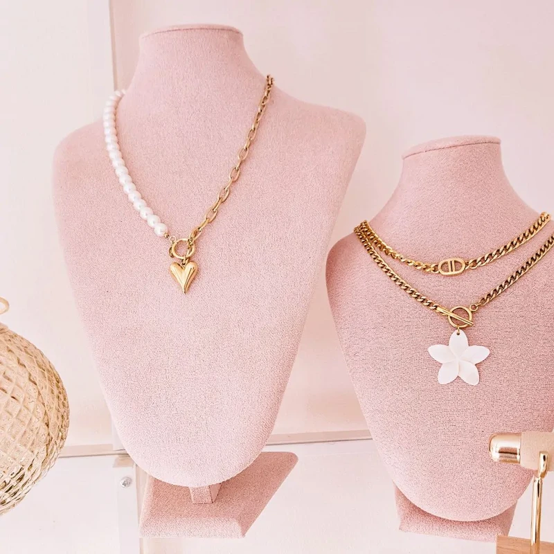 Necklace pearl with heart